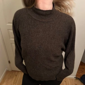 Stickad tröja - Brun stickad tröja