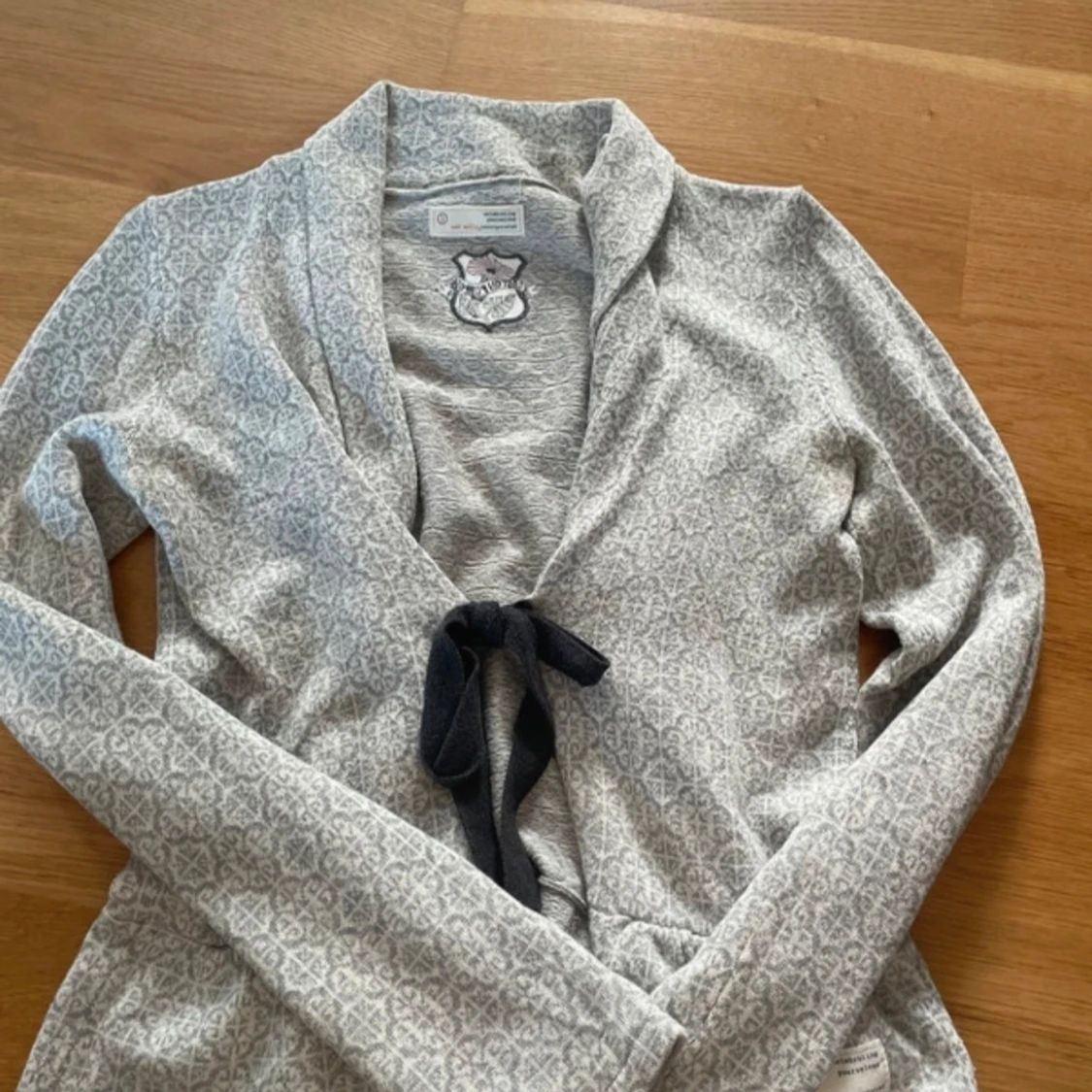 Grå mönstrad kofta från Odd Molly