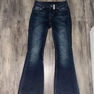 Lowwaist jeans - Jättefina lågmidjade jeans från weekday i modellen Flame. Säljer då de var för små, storlek: W25 L34. Om ni har några funderingar tveka inte att fråga<3