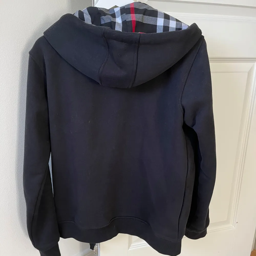 Säljer en snygg svart zip hoodie då den inte kommer till användning längre samt är för liten. Hör gärna av er vid frågor och funderingar pris går självklart att diskuteras . Hoodies.