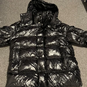 Moncler maya70 jacka  - Fin och varm jacka att ha på vintern. Jackan är gjord av moncler. NFC Scan finns.