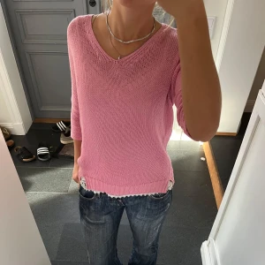 Rosa stickad tröja  - Rosa trekvartsärmad stickad tröja från Gina tricot i storlek S. Trekvartsärmad. Fint skick. Använd gärna köp nu!