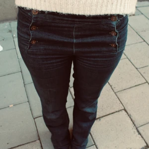 Coola jeans  - Second Chance Uf. Så fina, unika jeans med knappar upptill!!😍