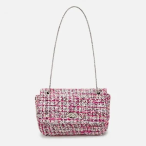 Becksödergaard väska - Snygg axelväska från becksödergaard i vitt och rosa med silverkedja💕Perfekt för både vardag och festliga tillfällen!