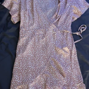 omlottklänning från Shein - superfin omlottklänning från Shein i storlek L. Klänningen är i bra skick andvänd endast en gång💕skriv om du vill ha fler bilder eller frågor💕