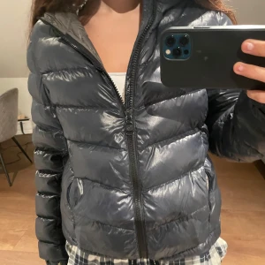 Svart pufferjacka från Colmar - Säljer en supersnygg mörkblå jacka från Colmar i bra skick. Jackan är perfekt nu inför hösten och vintern. Finns en defekt däremot som man inte tänker på, se sista bild. 🩷🩷 Pris kan diskuteras. 