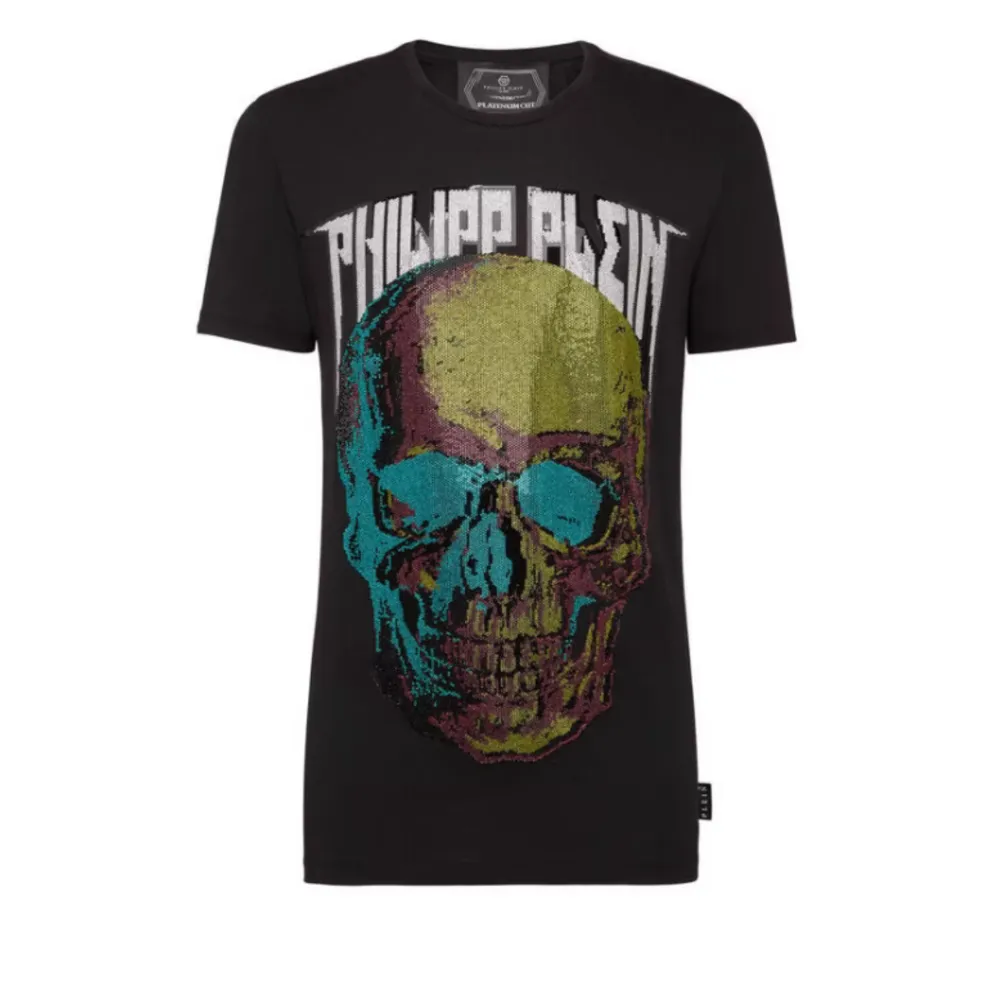 Cool svart t-shirt från Philipp Plein med en stor, färgglad dödskalle på framsidan. Den har korta ärmar och är perfekt för en avslappnad stil. Materialet känns mjukt och skönt mot huden. Perfekt för dig som vill sticka ut lite extra! Skicka dm för mer frågor ‼️❗️. T-shirts.