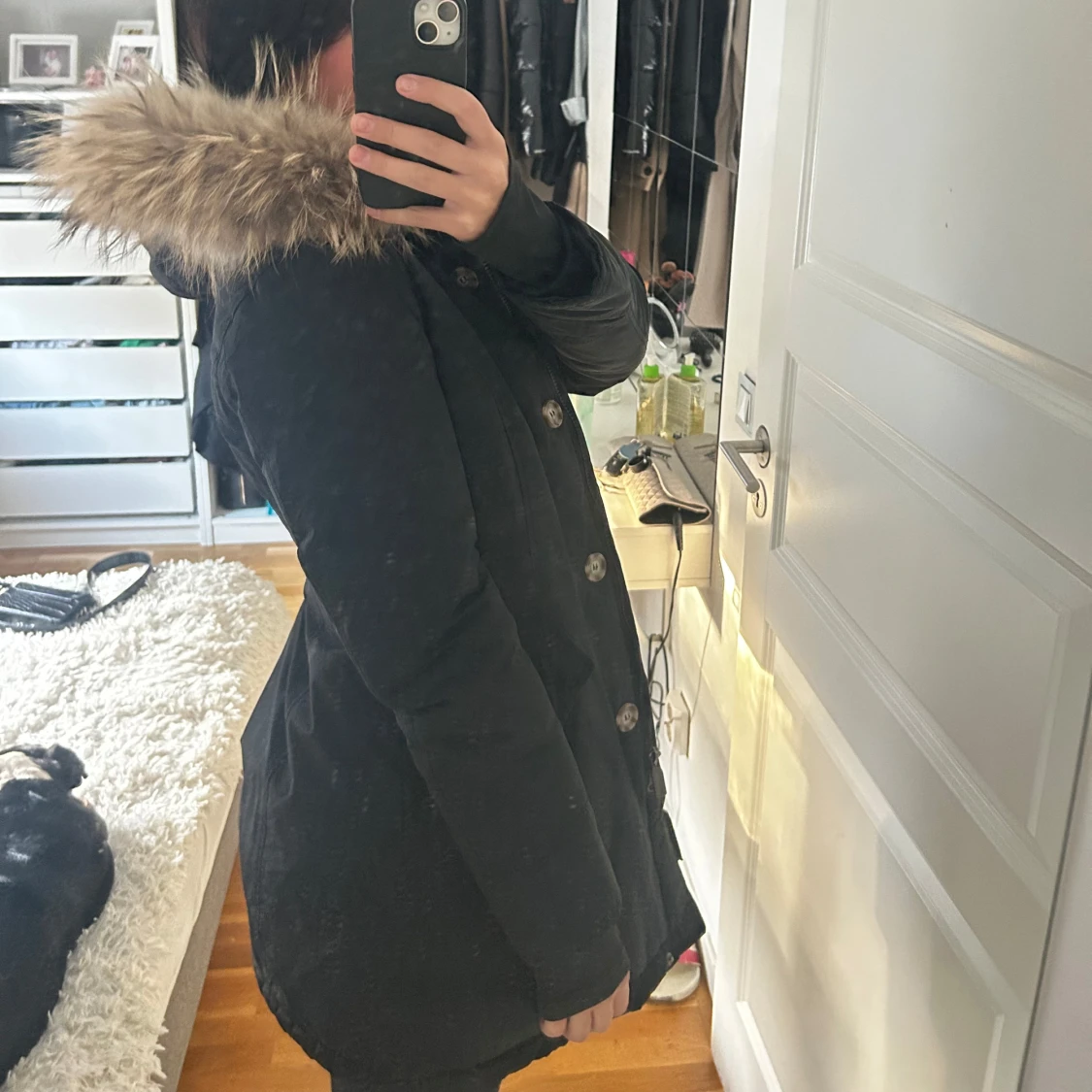Svart parkajacka med pälsdetaljer - 92