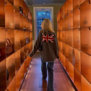 Cloeys tröja  - Säljer min så coola slutsålda och eftertraktade chloé shutterman ”London” tröja  som jag köpte för ett tag sedan. Använd ett fåtal gång så väldigt bra skick. Nypris runt 5000kr. Sitter väldigt najs på☺️