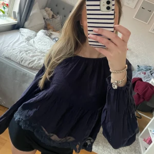 Mörkblå blus med volangdetaljer - Säljer en mörkblå blus med volangdetaljer! Man knyter den i ryggen. Såå fin💖💖🫶🏼