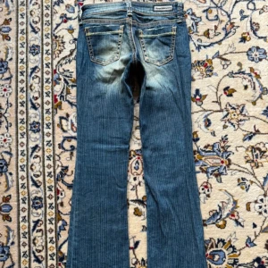 Utsvängda Lågmidjade jeans  - Bra skick, litet slitet där nere❤️ Skit snygga lågmidjade jeans från nuve❤️