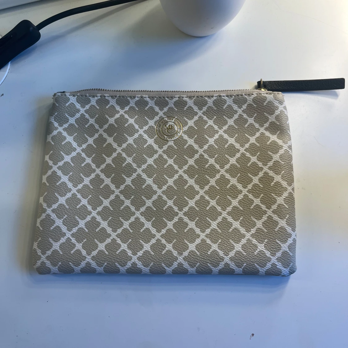 Beige kuvertväska från By Malene Birger