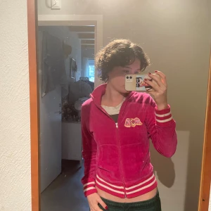 Von Dutch kofta - Bra skick förutom hålet vid axeln, men går såklart lätt att sy till!