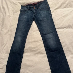 Vintage Low rise straight jeans  - Säljer ett par snygga low waist blå jeans i straight-stil från Mavi. De har en klassisk femficksdesign och är i mycket bra skick. Perfekta för både vardag och fest! De är vintage och köpta på 2000-talet men knappt använda! Skulle säga att dom passar någon som bär XS eller liten S