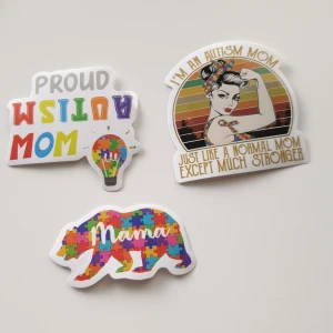 3st proud autism mom, klistermärken/stickers  - Klistermärken/stickers Motiv: proud autism mom,  Antal: 3st  Skick: ny/oanvänd Kul att använda till pyssel, scrapbooking och annat. Kan tex användas till att dekorera din bärbara dator, anteckningsbok, resväska, 