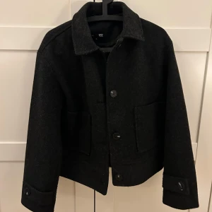 Svart kappa   - Säljer då den inte kommer till användning. Mycket bra skick!!