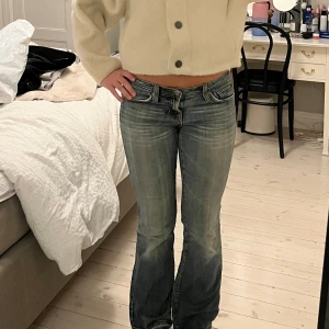 Lågmidjade jeans bootcut - Midja: 76 cm innerbennet: 80 cm