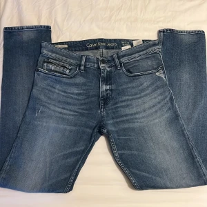Blå jeans från Calvin Klein - Säljer ett par snygga blå jeans från Calvin Klein. De har en klassisk femficksdesign och är i bra skick. 🕺🏻
