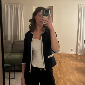 Tommy hilfiger kofta - Marinblå kofta från Tommy hilfiger⭐️ Mycket fint skick!! Säljer då den tyvärr inte kommer till användning hos mig💓