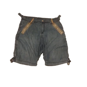 Jorts - Blå med guld på fickan. Köpte p second hand men har knappt använt själv och bra kvalitet. Märke bik bok.