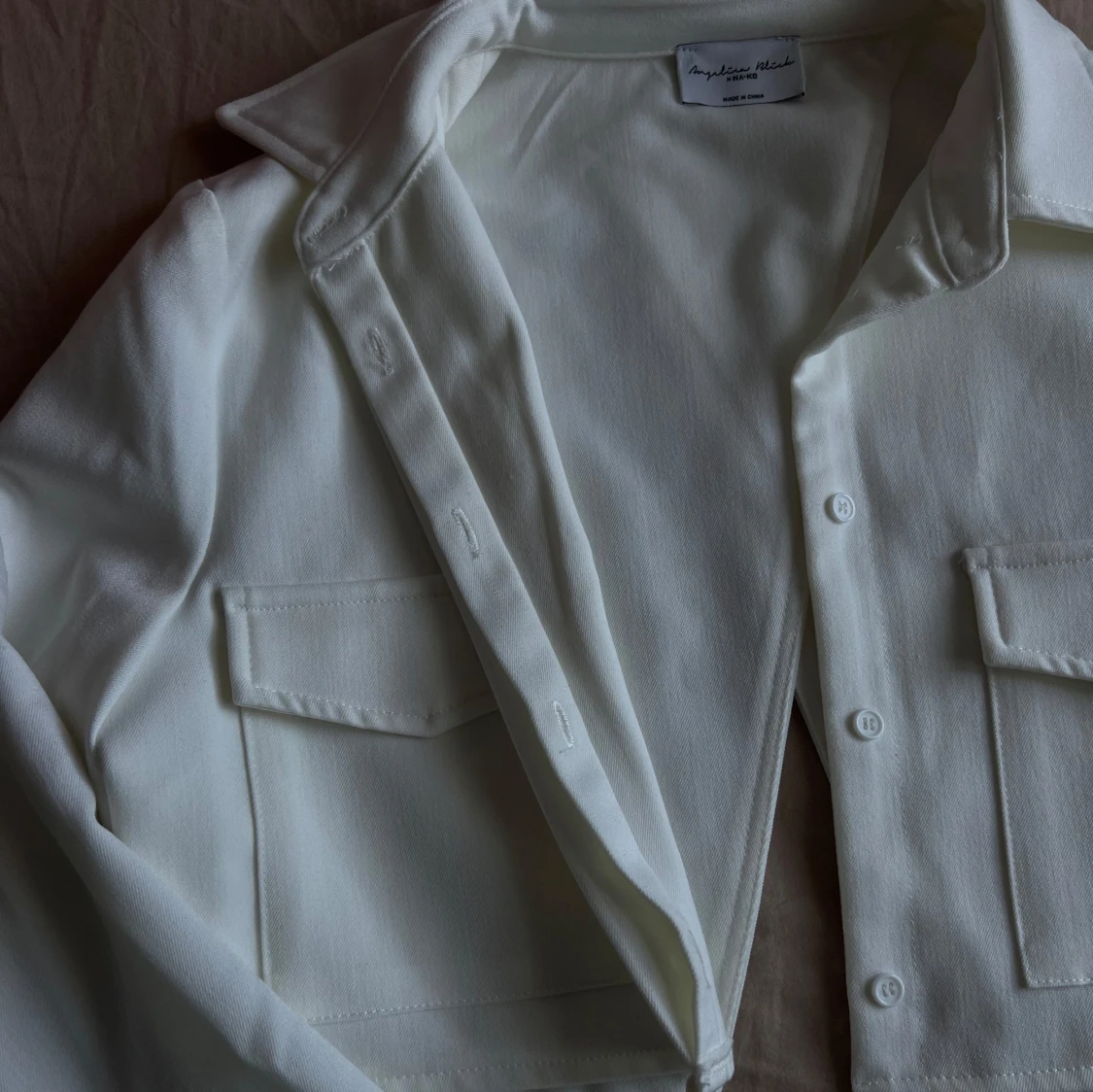 Vit skjorta med fickor