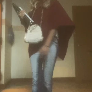 Vinröd poncho  - säljer denna vinröda ponchon så unik och cool 💕