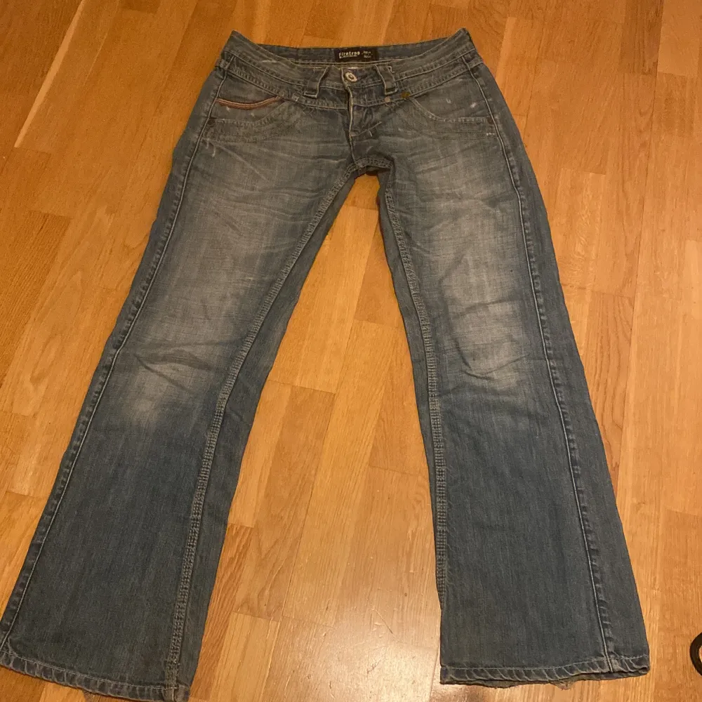 Säljer mina jättesnygga lågmidjade bootcut/baggy jeans då de inte passar längre. Skriv gärna om du undrar något, priset går att diskutera!. Jeans & Byxor.