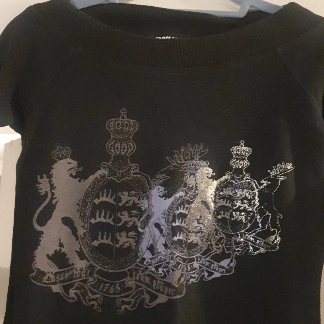 Svart långärmad tröja med silvertryck - 92