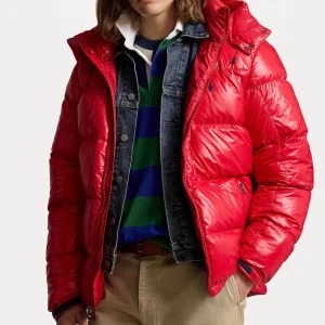 Röd dunjacka - Säljer en snygg röd dunjacka som är perfekt för kalla dagar. Jackan har en glansig finish och dragkedja framtill. Den är långärmad och är riktigt varm och skön. Perfekt för vintern och hösten! (Nypris 6000)