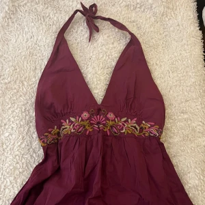 halterneck-topp - mörkröd/lila halterneck topp med söta blomdetaljer ♡ 