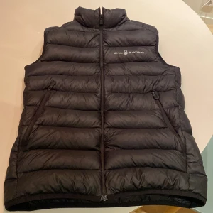 Sail racing väst - Säljer den här super feta Sail racing västen!  Skick 9/10 och använd cirka 4 gånger. Storlek 160 men tror nog att den skulle passa dig som är 158-164, pris kan diskuteras vid snabbköp. Ny pris 1700 mitt pris 400