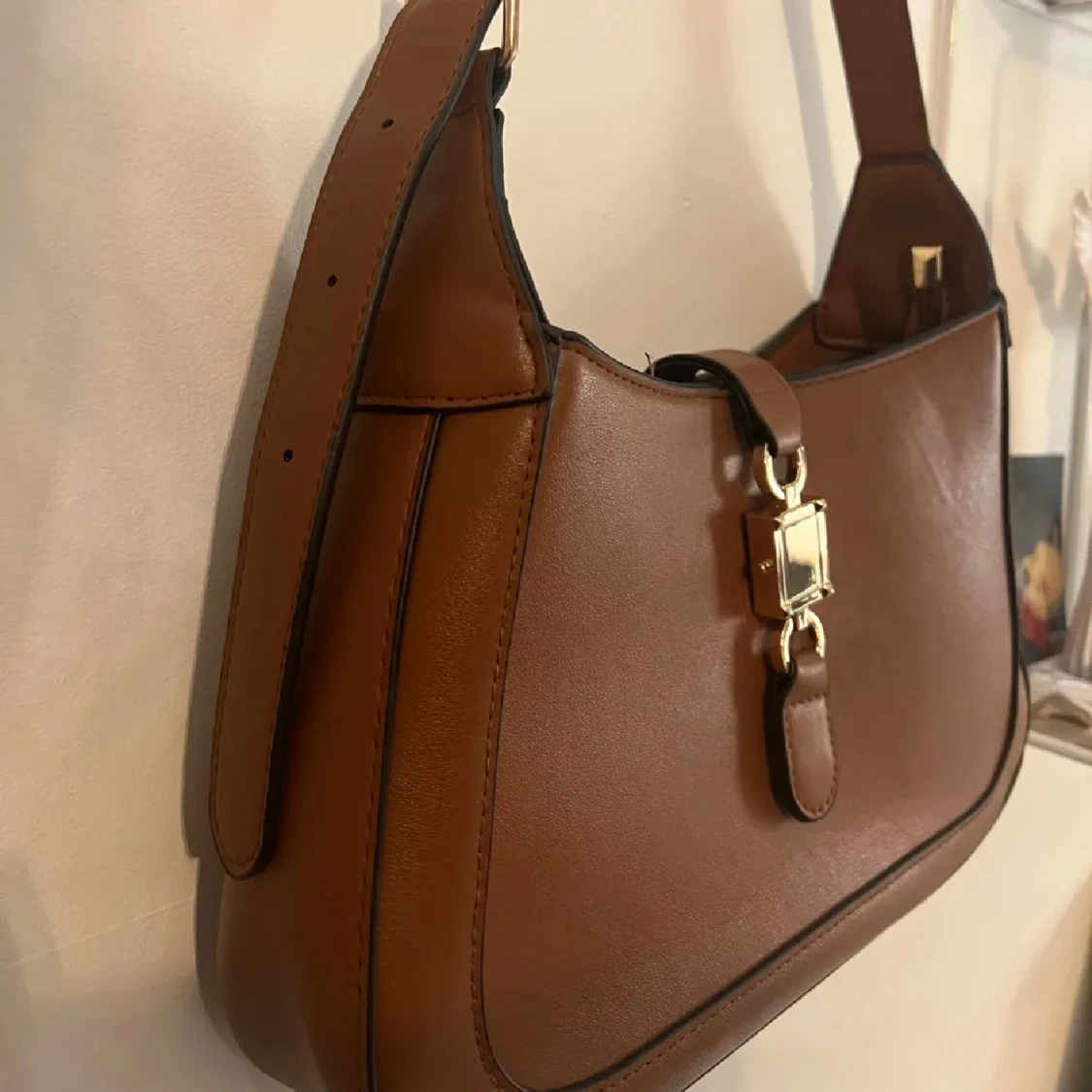 Brun axelväska med gulddetaljer