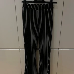Svartvitrandiga byxor från GinaTricot - Snygga svartvitrandiga byxor från Gina, tight passform och är högmidjade. Passar bra till en enkel topp eller en mer dressad blus. 