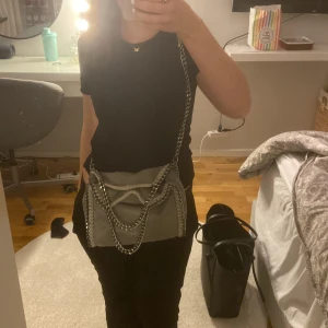 Stella maccartney liknande  - Säljer denna super snygga väskan då den tyvärr inte kommer till användning längre, fint skick och bra kvalitet💞
