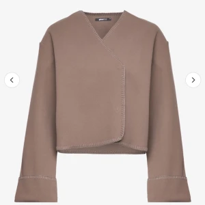 Beige omlottjacka från Object - Säljer en snygg beige omlottjacka från Object. Jackan har en unik design med omlottstängning och långa ärmar. Perfekt för höst och vår, och den är i mycket bra skick. Passar både till vardags och fest!