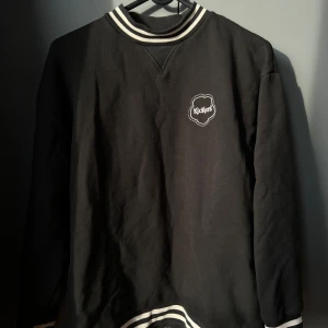 Svart tröja från Kickers - Hej, jag säljer nu en jätte snygg svart kickers tröja! Tröjan är i mycket bra skick då den inte är använd så ofta! Tröjans storlek är M och färgen är lite tvättad svart, så snyggt. Skriv gärna om du har någon fundering 😊