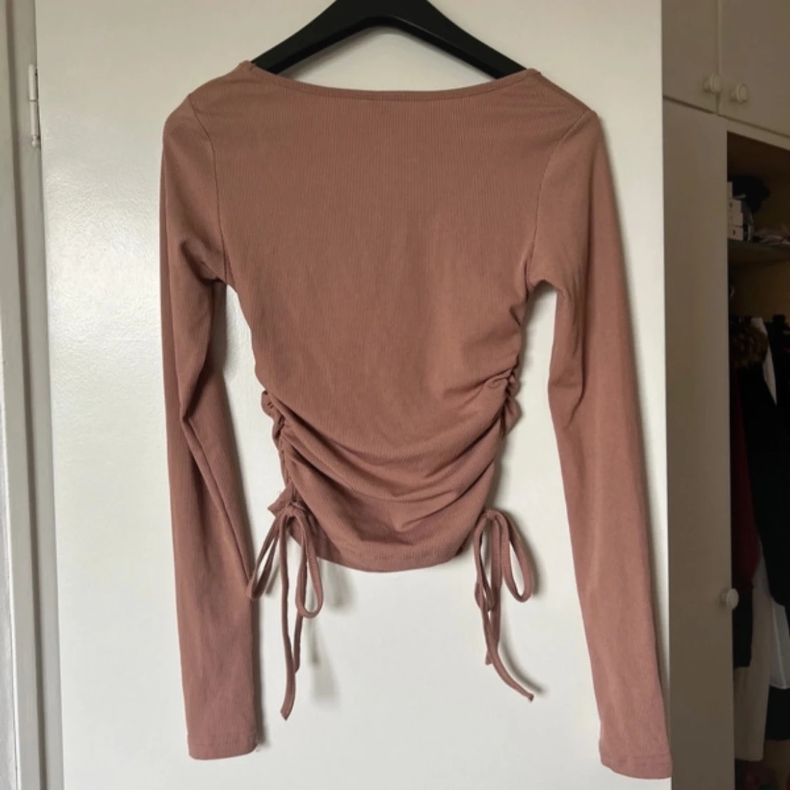 Beige långärmad topp med knyt - 90