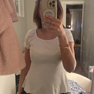 blus  - Jätte söt blus som man kan bära på två olika sätt, med diskreta blommor på sig! Använd men inga defekter!❣️