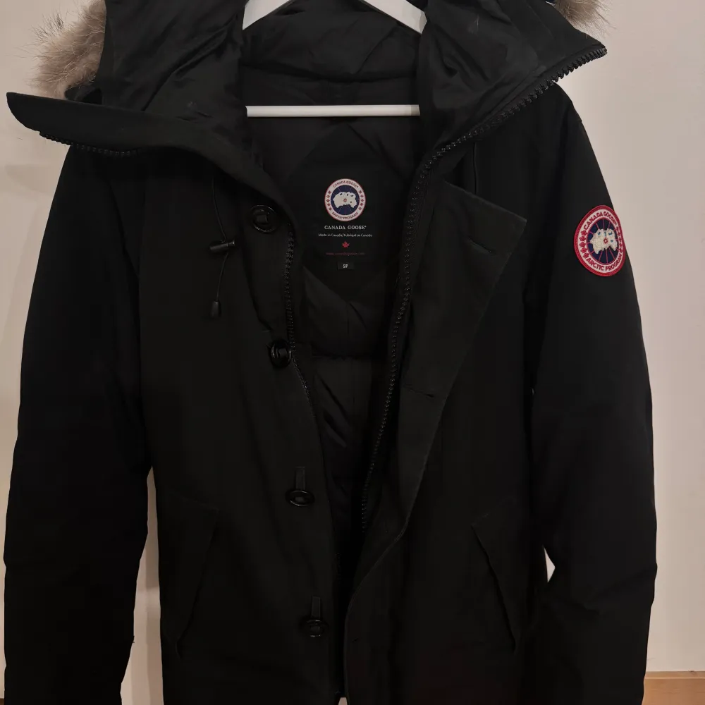 Dags att sälja min Canada Goose jacka. Använd i ca 1.5 år, nog den varmaste jackan jag har ägt.  Kemtvätt och lite kärlek så är den i nyskick.  Storlek S   Priset är diskuterbart vid en snabb affär!. Jackor.