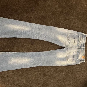 Blå jeans från Replay - Säljer ett par snygga blå jeans från Replay i bra skick💗 De har en klassisk femficksdesign och en lätt slitning. Avklippt look längst ner på benen. Perfekta för både vardag och fest! Använda en gång!