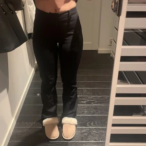 Bik bok kostymbyxor - Svarta högmidjade kostymbyxor ifrån Bik bok. Säljer då de har blivit för små. Tvättar innan jag skickar dem. Skriv för fler bilder💞💞