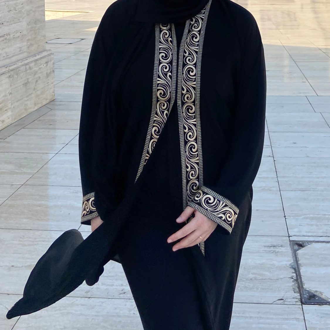 Lyxig abaya med guldbroderi