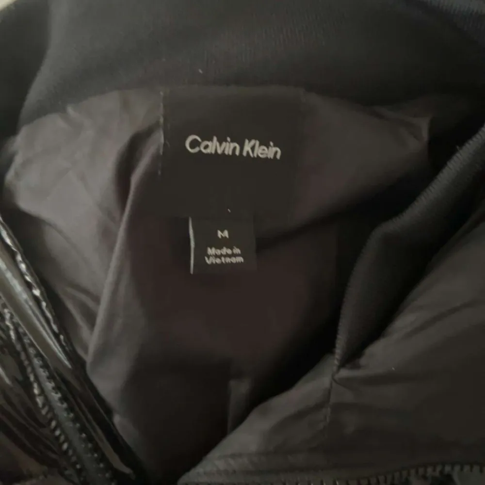 Svart calvin klein jacka bara använd ett par gånger.. Jackor.