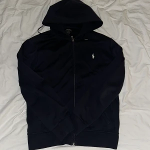 Raulph Lauren hoodie - Raulph Lauren hoodie i storlek M  Använd ett fåtal gånger ny pris 1600 mitt pris 800