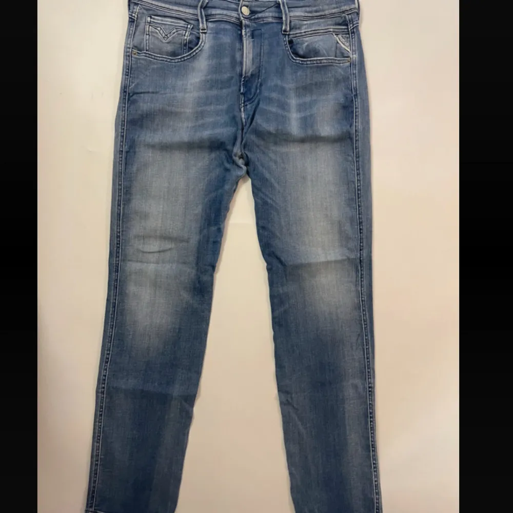 Replay jeans i bra skick förutom hålen som man kan se på bild 5. Som man kan se på de andra bilderna är de dock inte synliga vid användning och så är de även lappar på insidan så att man inte kan se igenom hålen. Storlek 32/32. Bara att skriva vid frågor 😃. Jeans & Byxor.