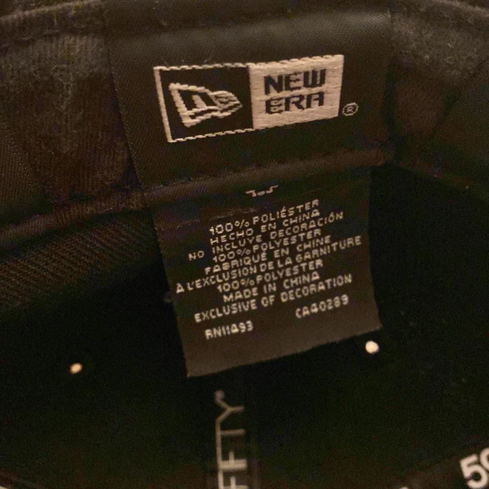 Säljer en svart New Era 59FIFTY keps med broderad logga framtill. Kepsen är i mycket bra skick (knappast använd) och är tillverkad av 100% polyester. . Accessoarer.