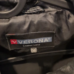Premium skinnjacka från Verona leatherland - Säljer en snygg skinnjacka från Verona Leatherland av högsta kvalitet  i storlek 56. Jackan har en stilren design med dragkedja framtill och två bröstfickor,  ger en cool look till vilken outfit som helst. Passar både till vardags och fest! 