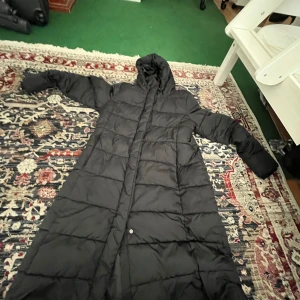 Lager 157 jacka M - Den är helt ny och anledningen till att jag säljer den är för att den är en storlek för stor och jag kunde inte lämna tillbaka den, har aldrig tagit på mig den och den är helt ny