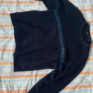 Mörkblå stickad  - Hugo boss, ingen storlek och nopprig 