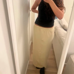Beige långkjol med slits - Säljer en superfin beige långkjol som jag aldrig använt i ett mjukt och bekvämt material. Kjolen har en stilren design med en slits på sidan som ger en snygg detalj. Perfekt för både vardag och fest! 🥰